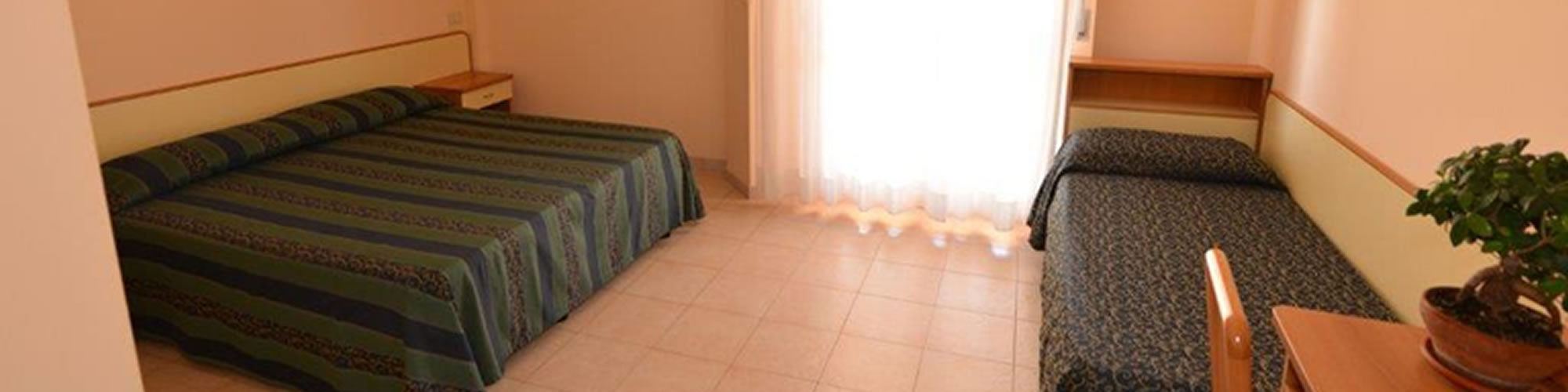 Camera Matrimoniale con lettino Hotel Caraibi Senigallia